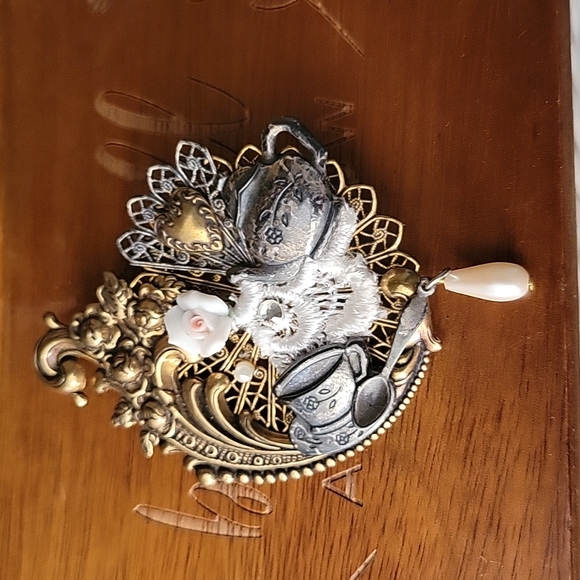 Kats Creations Teacup Brooch‎ - Picture 1 of 3